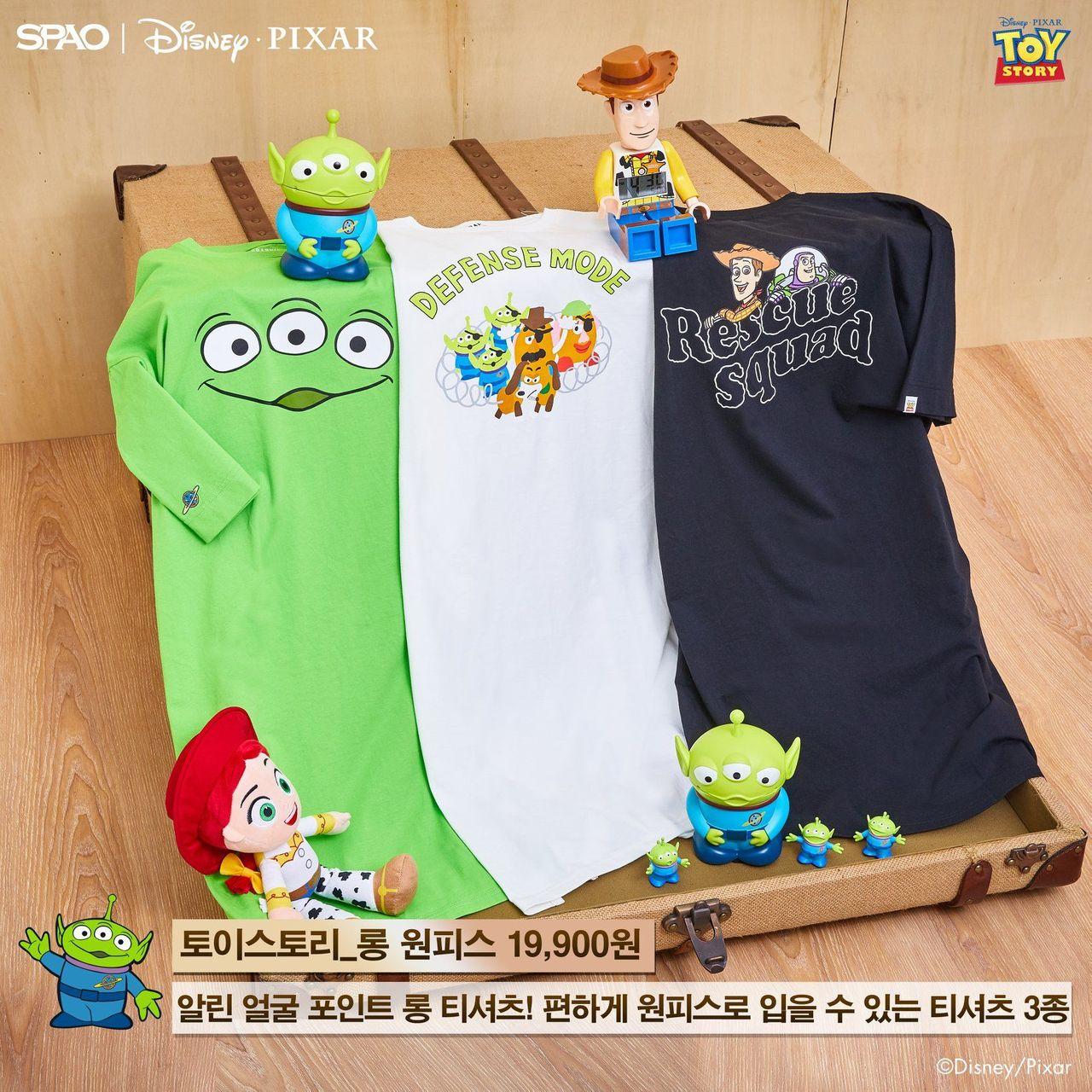 เสื้อยืดยาวลาย Toy Story แสดงภาพคาแร็กเตอร์ Rex เด็กสีเขียวและเสื้อกาวน์ที่มีลายพิมพ์ Rescue Squad จาก SPAO วางอยู่บนกระเป๋าเดินทาง